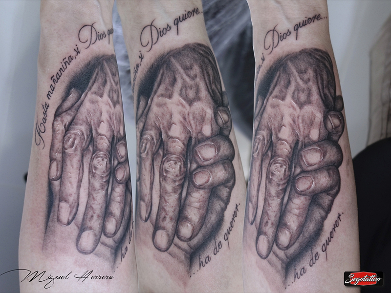 Nieta y abuela dandose la mano