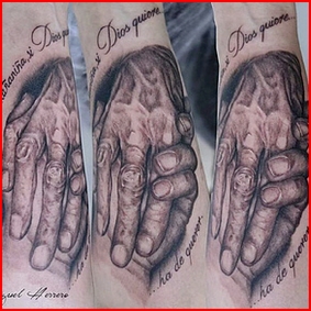 Nieta y abuela dandose la mano.jpg