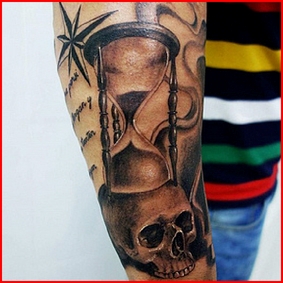 Atenea grecia calavera reloj de arena.jpg